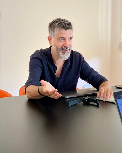 Luigi Vargiu durante un incontro di lavoro con un cliente